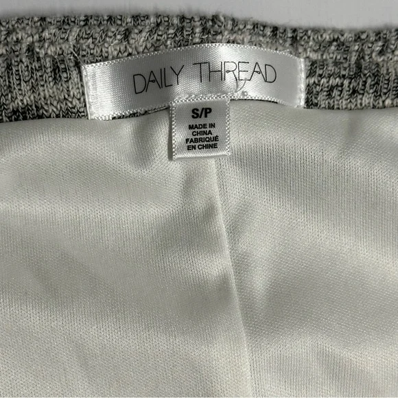 Daily thread women’s size extra‎ small, two-piece skirt and jacket set - Picture 9 of 14